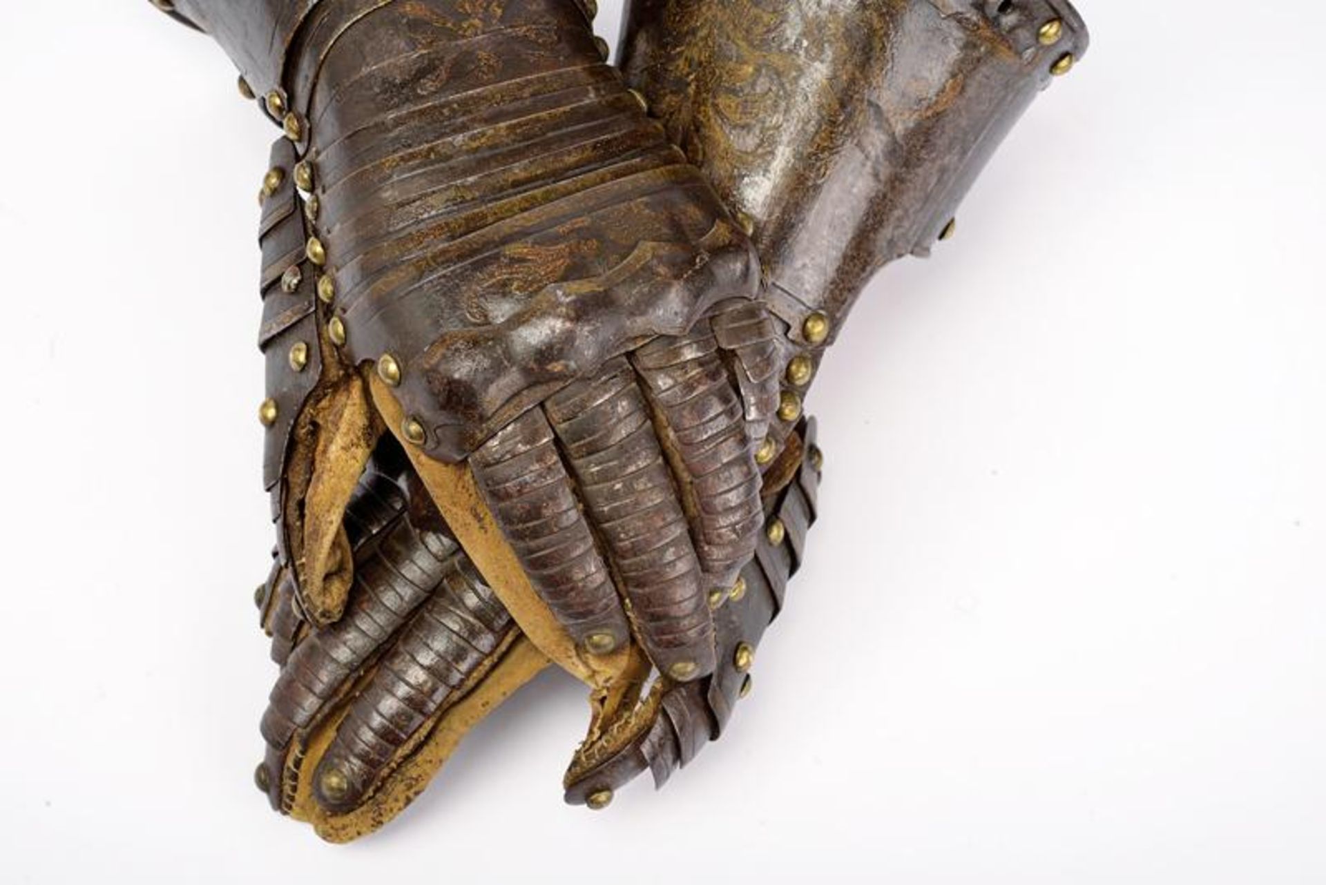 A fine pair of painted gauntlets - Image 3 of 5