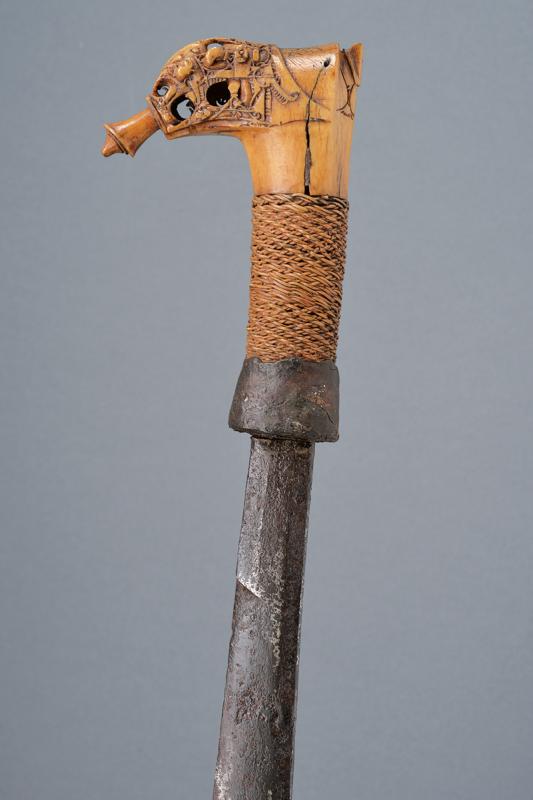 A Kayan-Dayak mandau - Image 3 of 4