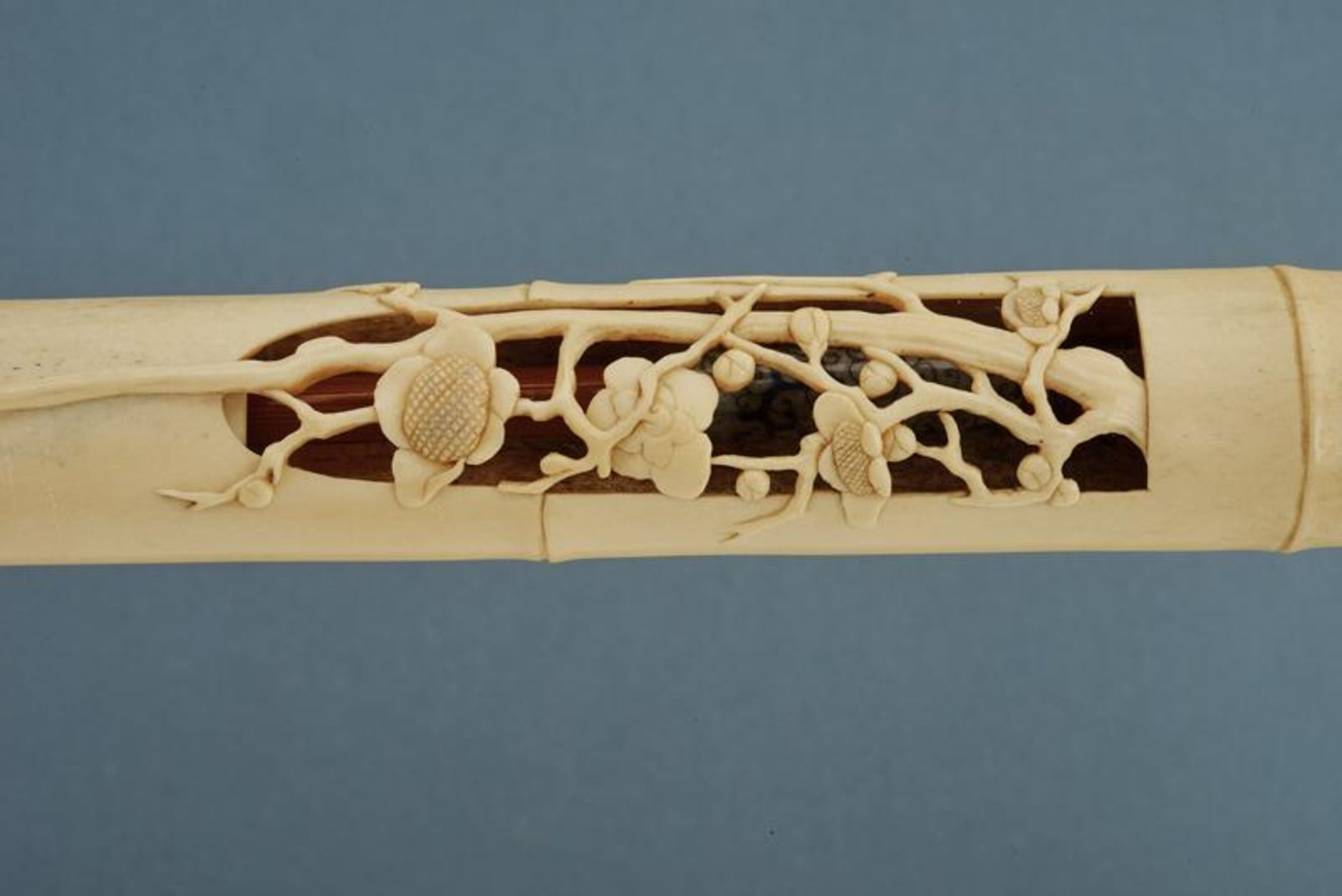 A pipe in carved bone box - Image 3 of 3