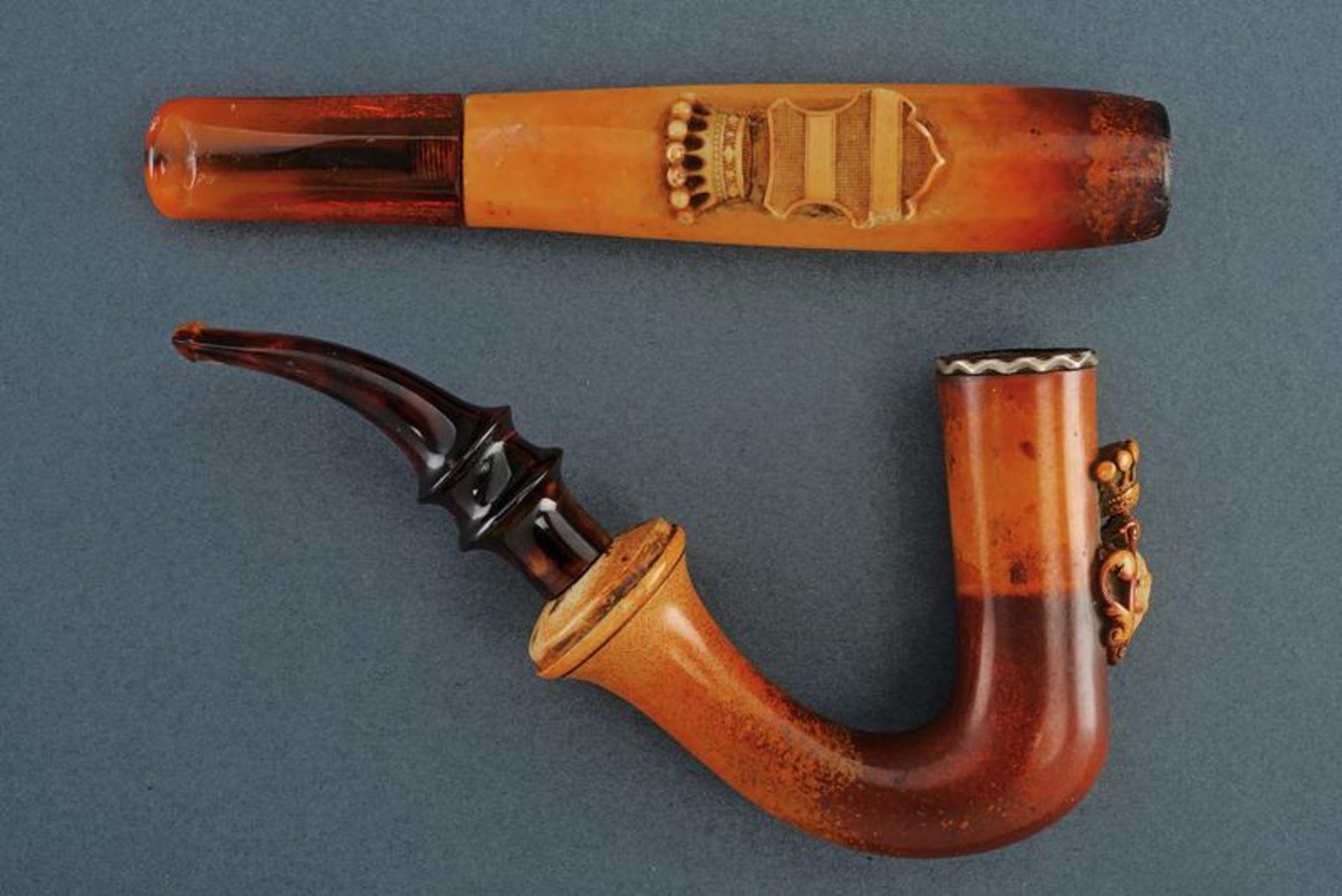 A lot of a pipe and a cigar holder with coat-of-arms