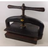 19th / early 20th Century cast iron book press Condition Report <a href='//www.