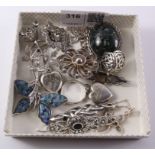 Hallmarked silver and other brooches and jewellery Condition Report <a