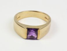 9ct gold ring set with an amethyst hallmarked Condition Report <a href='//www.