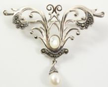 Pearl and marcasite brooch stamped 925 Condition Report <a href='//www.