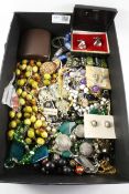 Costume jewellery in one box Condition Report <a href='//www.davidduggleby.