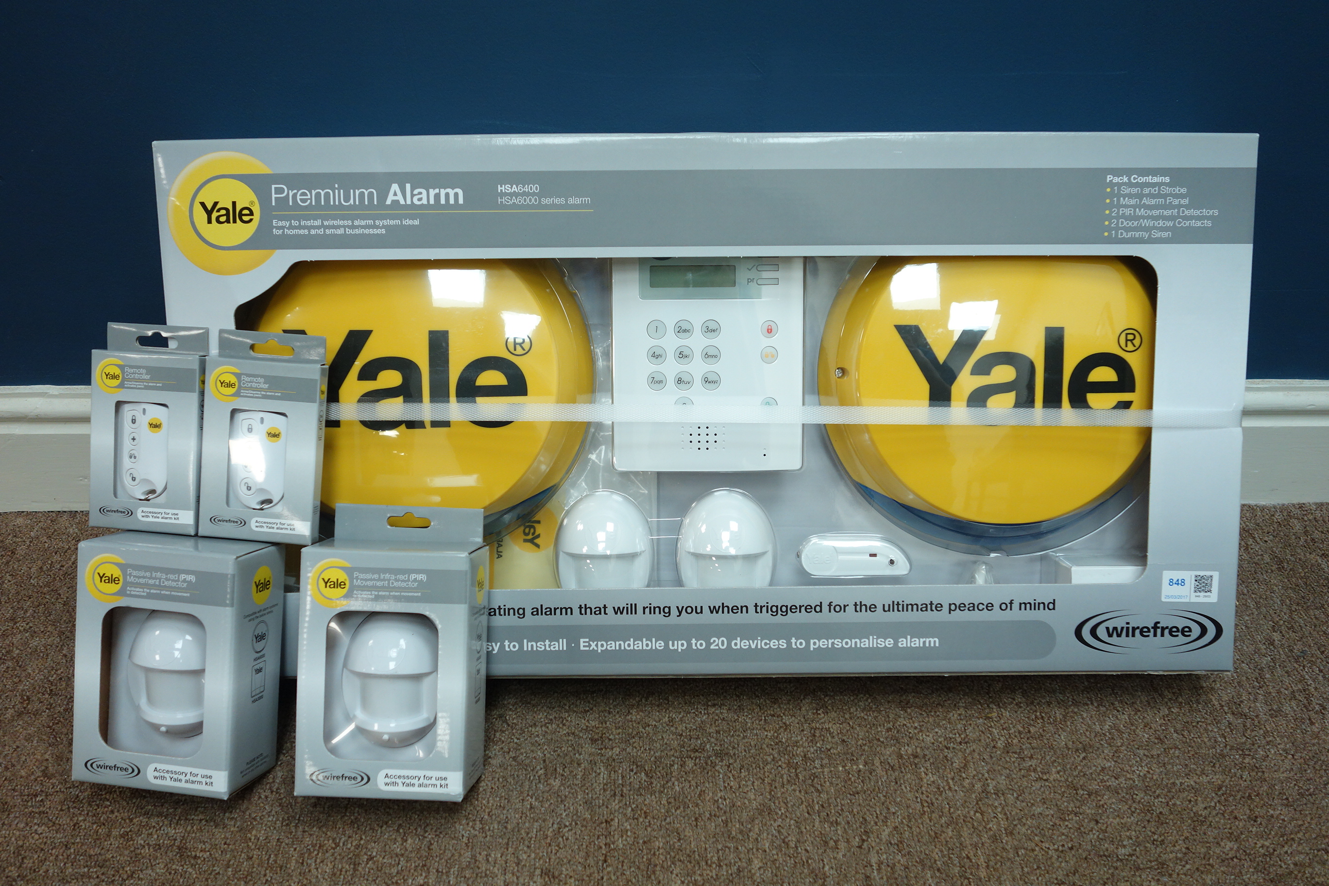 Yale HSA6400 alarm system with two additional motion detectors and remote controllers - boxed