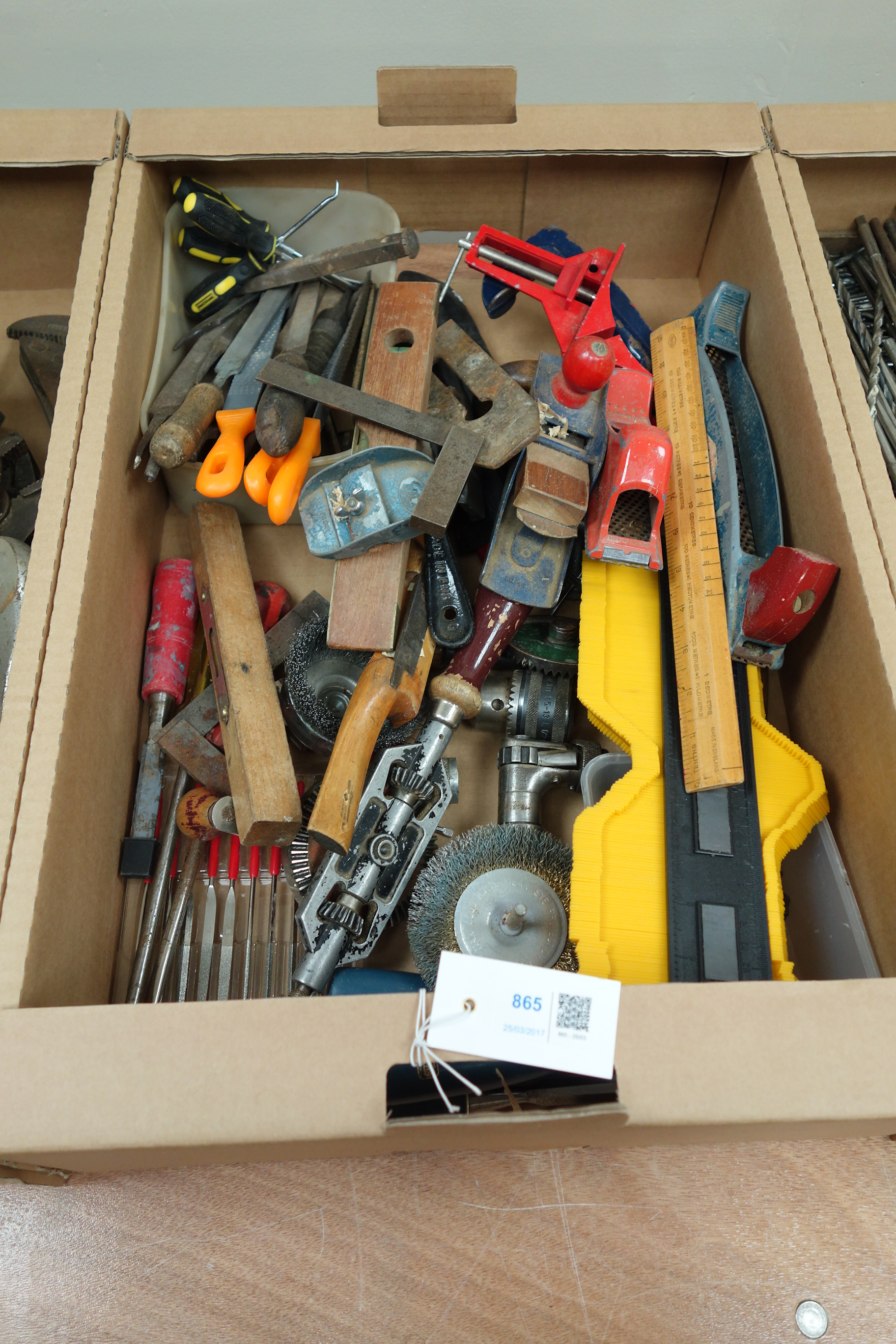 Quantity of various tools and accessories including - handsaws, chisels, hammers, planes, spanners, - Bild 3 aus 5