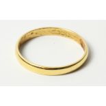 18ct gold wedding band hallmarked approx 2gm Condition Report <a href='//www.