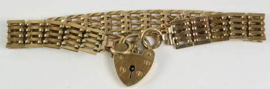 9ct gold gate bracelet with padlock clasp hallmarked approx 16gm Condition Report
