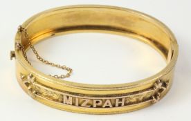 Gold hinged 'Mizpah'bangle tested to 9ct approx. 17.