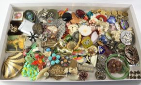 Costume jewellery and miscellanea in one box Condition Report <a href='//www.