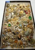 Costume jewellery in one box Condition Report <a href='//www.davidduggleby.