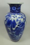 Early 20th Century Chinese blue and white vase decorated with Scholars H45.