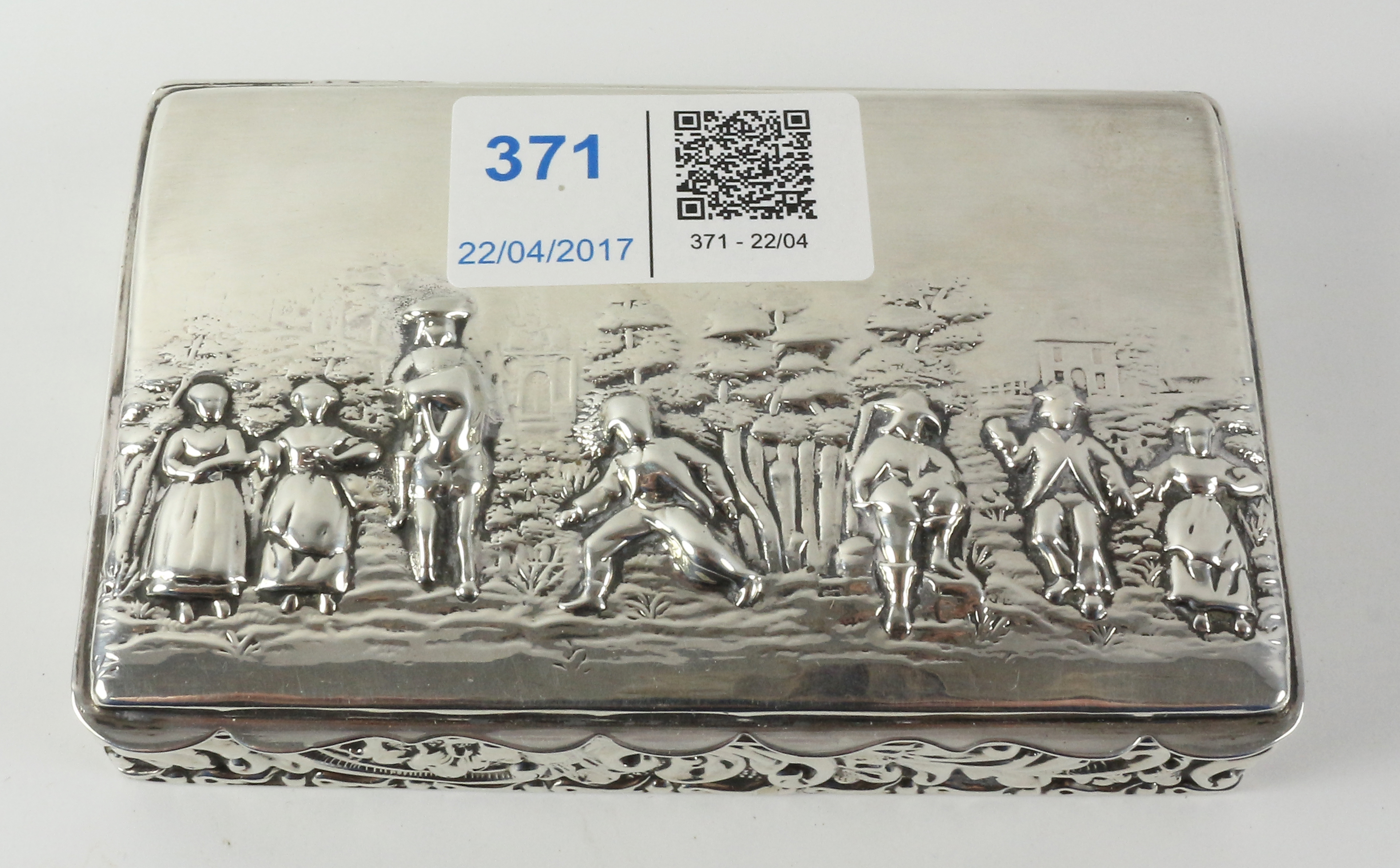 Silver snuff box gilt interior embossed with scrolls and country folk by George Nathan & Ridley - Image 2 of 2