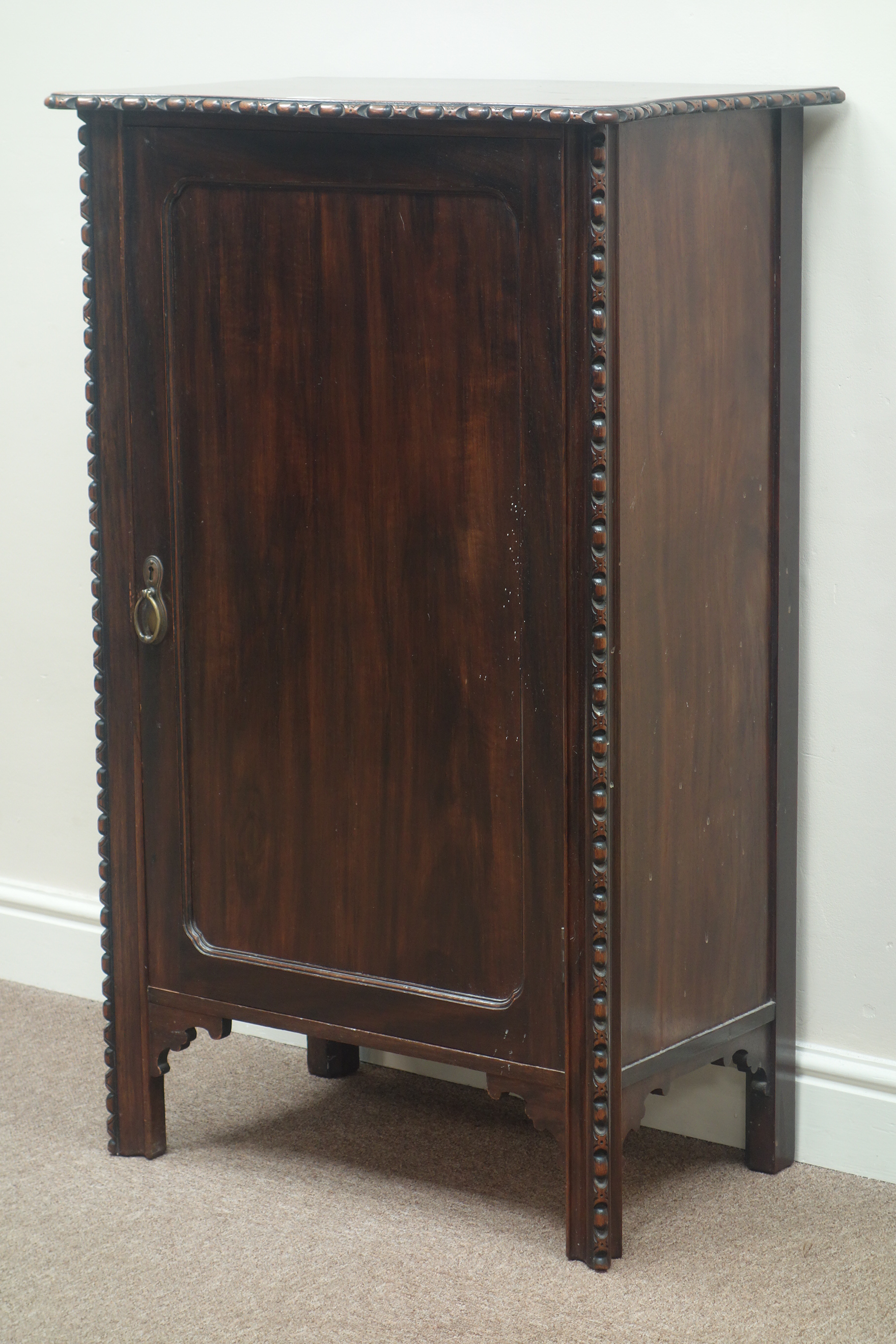 Georgian style early 20th century mahogany cabinet with three interior shelves