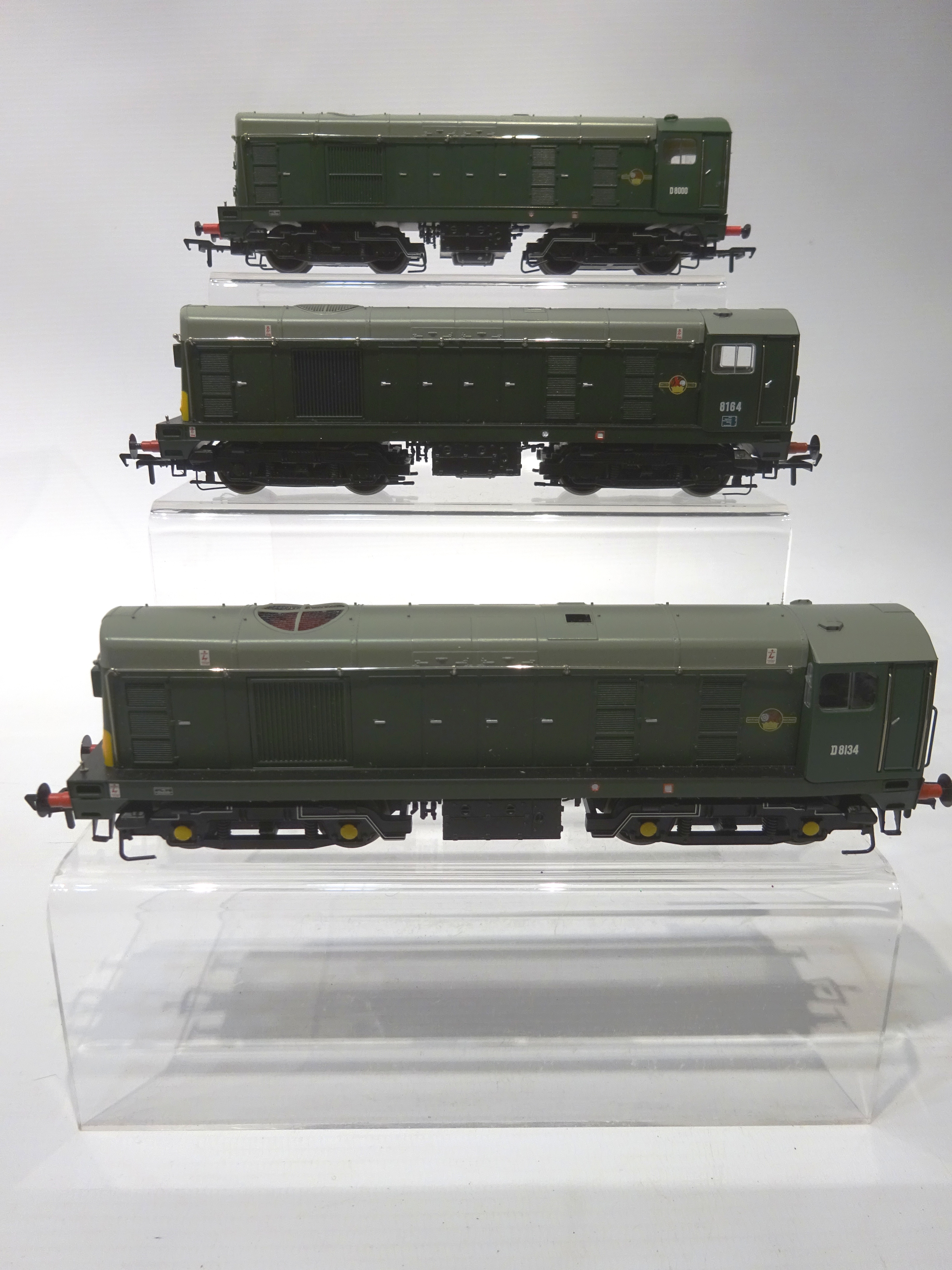 Bachmann Class 20 Diesel locos BR Green with indicator discs D8000 and with indicator boxes D8134, - Image 2 of 2