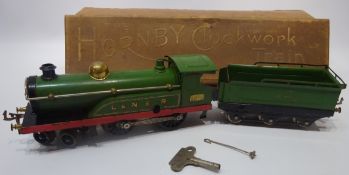 Hornby tinplate clockwork 4-4-0 No2 loco. & tender in LNER green livery, No.