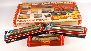 Hornby OO Gauge Industrial Freight Set, Car Transporter with cars,