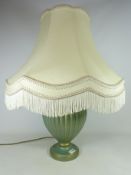 Classical style urn shape pottery table lamp Condition Report <a href='//www.