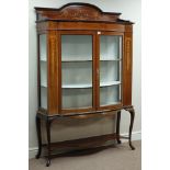 Edwardian inlaid mahogany bow front display cabinet, enclosed by two curved glazed doors,
