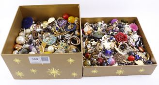 Costume jewellery oddments in two boxes Condition Report <a href='//www.