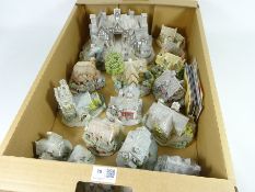 Large Lilliput Lane model 'Kings Arms' and eighteen other cottages,