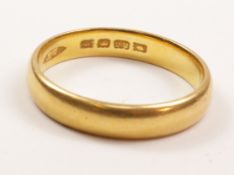 Hallmarked 22ct gold wedding band approx 4.9gm Condition Report <a href='//www.