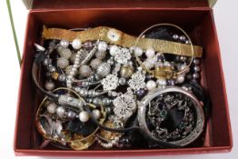 Costume jewellery and watches in one box Condition Report <a href='//www.