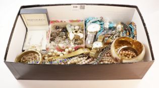 Costume jewellery and wristwatches in one box Condition Report <a href='//www.