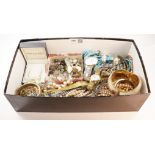 Costume jewellery and wristwatches in one box Condition Report <a href='//www.