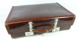 Vintage 'Revelation' suitcase Condition Report <a href='//www.davidduggleby.