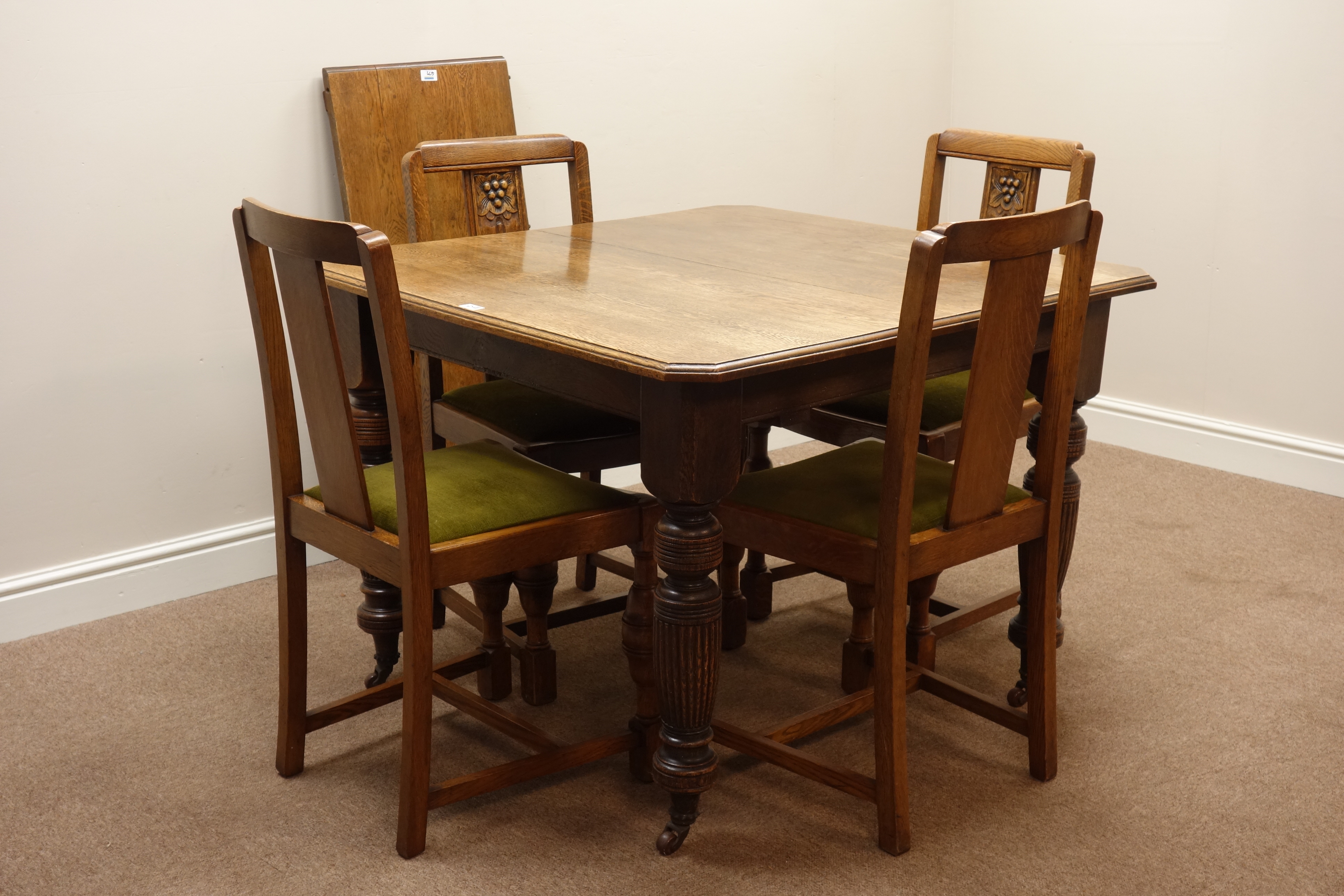 Edwardian oak telescopic extending dining table (W102cm,