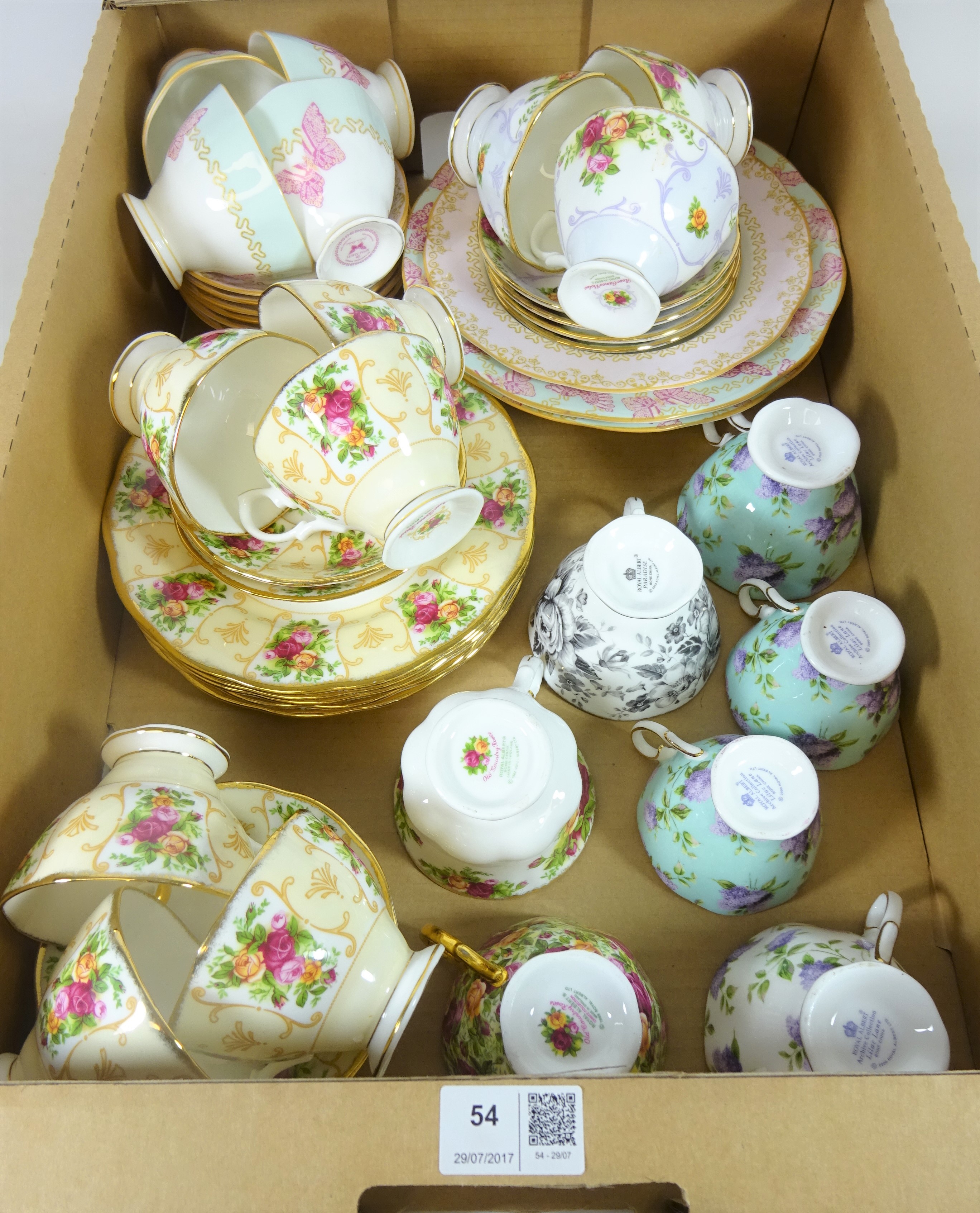 Various Royal Albert teaware including 'Rose Cameo Peach', 'Old Country Roses',