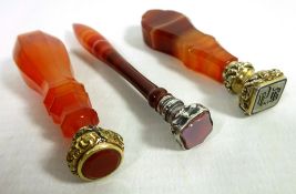 Two agate seal with yellow metal tops and another with white metal top (3) Condition