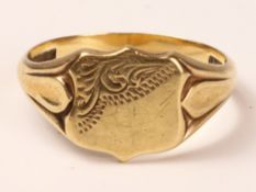 Gold signet ring hallmarked 9ct approx 4.3gm Condition Report <a href='//www.