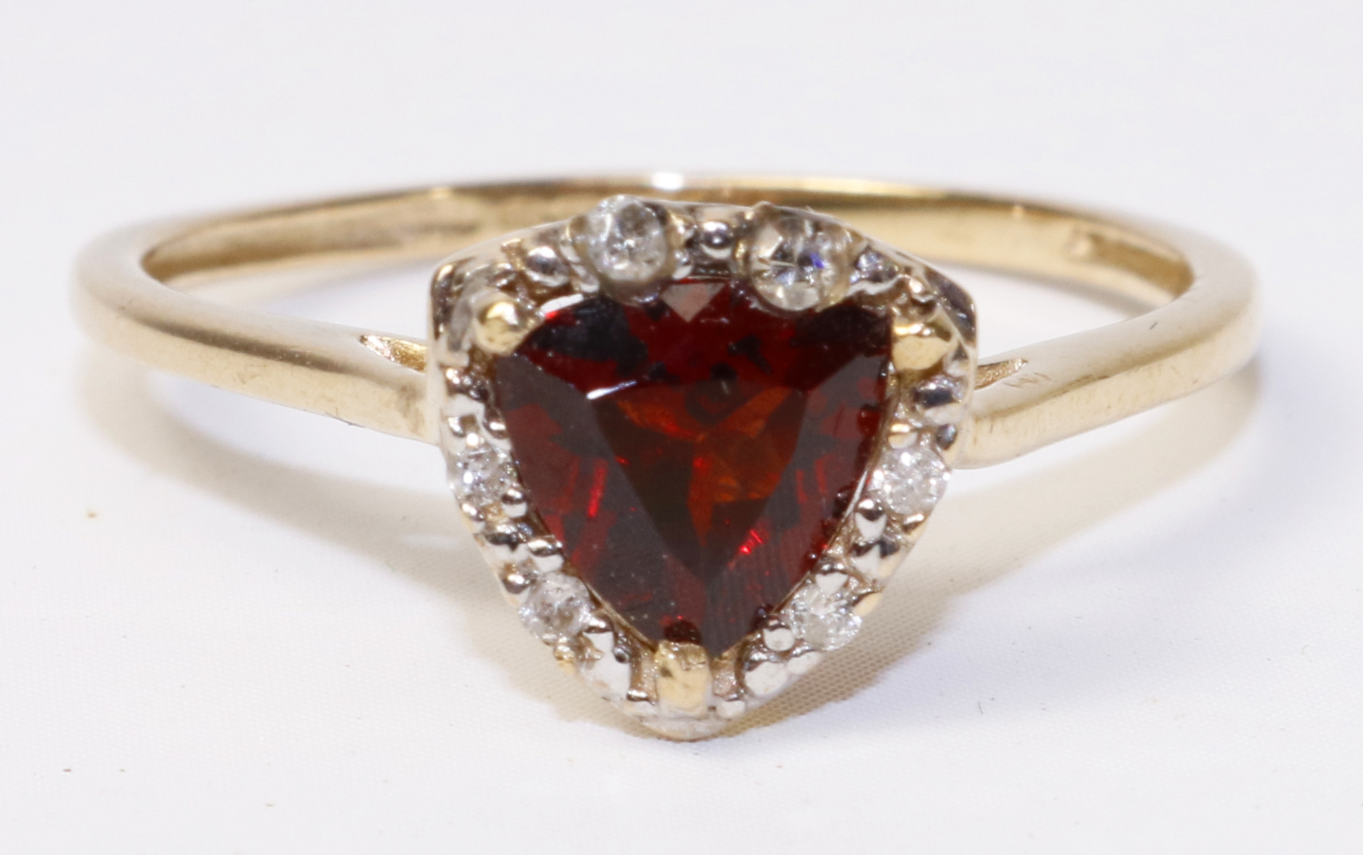 Heart shaped garnet and diamond cluster ring hallmarked 9ct Condition Report <a