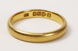 Hallmarked 22ct gold wedding band approx 2.6gm Condition Report <a href='//www.