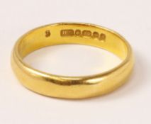 Hallmarked 22ct wedding band approx 4gm Condition Report <a href='//www.