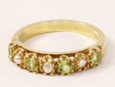 Peridot and seed pearl gold-plated ring Condition Report <a href='//www.