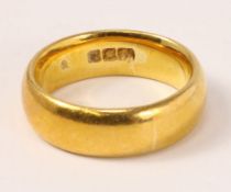 Hallmarked 22ct gold wedding band approx 8.6gm Condition Report <a href='//www.