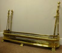 Early 20th century pierced and gadrooned brass fender on three angular feet,
