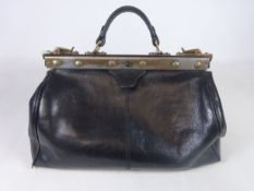 Italian gladstone type Lavorazione leather handbag Condition Report <a