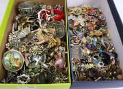 Large quantity of jewellery oddments in two boxes Condition Report <a