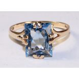 Hallmarked 9ct gold ring set with a blue topaz Condition Report <a href='//www.