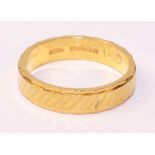 22ct gold wedding band with etched decoration hallmarked approx 3.