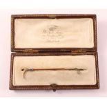 Rose, yellow and white gold brooch in the form of a riding crop, stamped 9ct,18ct