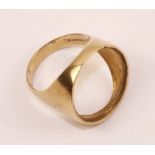 Sovereign mount gold ring hallmarked 9ct approx 5.5gm