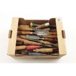 Box of 30 chisels and gouges G