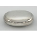 A plain oval silver, squeeze to open snuff box, Chester 1900, 2.28oz.