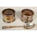 A pair of heavy silver napkin rings and a 1935 Jubilee silver coffee spoon, 5oz.